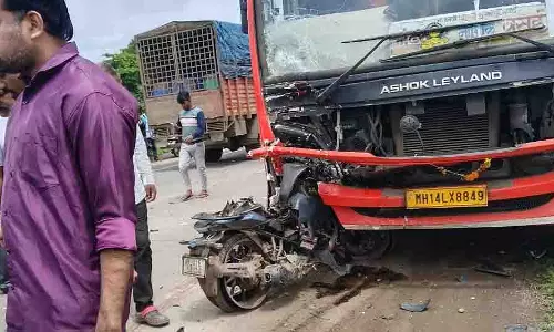 Nashik: सतना-ताहराबाद रोड पर मोटरसाइकिल और राज्य बस की टक्कर में 3 की मौत Nashik: सतना-ताहराबाद रोड पर मोटरसाइकिल और राज्य बस की टक्कर में 3 की मौत