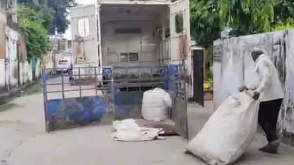 Morena mayor की भैंसों के लिए चारा ले जाने के लिए एम्बुलेंस का इस्तेमाल Morena mayor की भैंसों के लिए चारा ले जाने के लिए एम्बुलेंस का इस्तेमाल