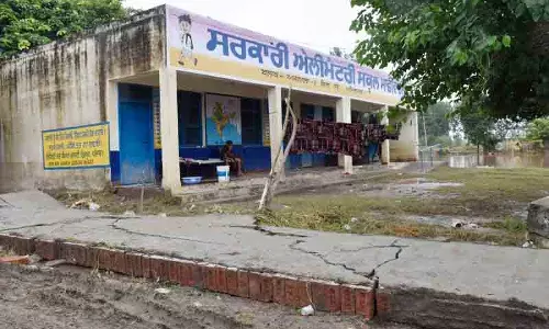 Amritsar: शिक्षा विभाग के अधिकारियों ने स्कूलों को बाढ़ से हुए नुकसान का आकलन किया Amritsar: शिक्षा विभाग के अधिकारियों ने स्कूलों को बाढ़ से हुए नुकसान का आकलन किया
