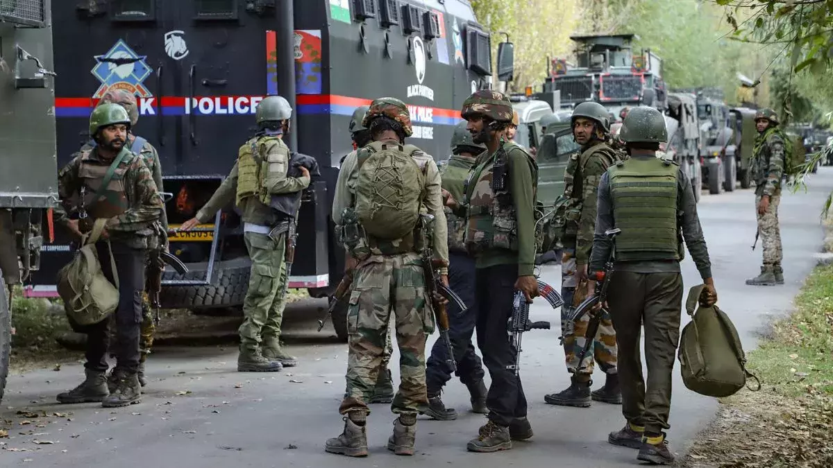 Srinagar: कुलगाम मुठभेड़ इलाके में आतंकवादी ठिकाने का खुलासा Srinagar: कुलगाम मुठभेड़ इलाके में आतंकवादी ठिकाने का खुलासा