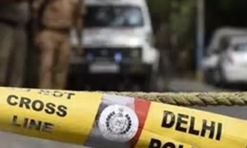 New Delhi: खून से लथपथ युवक का शव सड़क पर पड़ा मिला