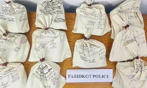 Punjab: पाकिस्तान समर्थित ड्रग कार्टेल का भंडाफोड़, दो तस्कर गिरफ्तार Punjab: पाकिस्तान समर्थित ड्रग कार्टेल का भंडाफोड़, दो तस्कर गिरफ्तार
