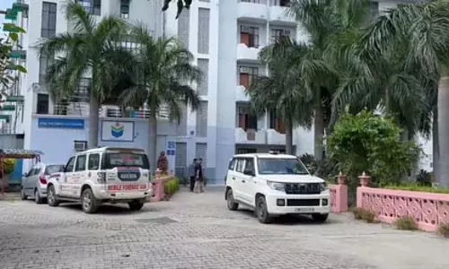 ग्रेटर नोएडा : हॉस्टल के कमरे में चली गोलियां, एक छात्र की मौत, दूसरा गंभीर