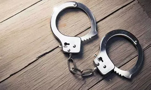 ड्रग्स मामले में फंसाने की धमकी.. आबकारी कांस्टेबल गिरफ्तार ड्रग्स मामले में फंसाने की धमकी.. आबकारी कांस्टेबल गिरफ्तार