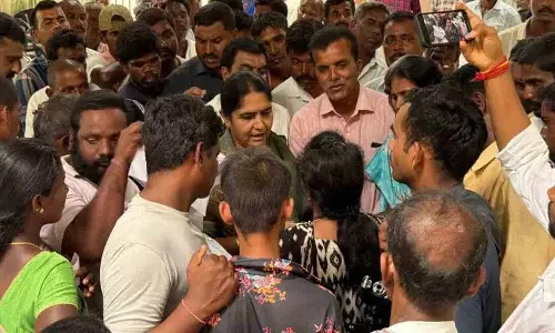 Sunitha Reddy ने केसीआर और मोदी के शासनकाल में यूरिया आपूर्ति पर सवाल उठाए
