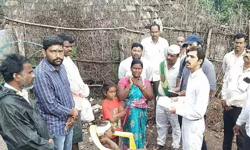 लड़की पर कुत्ते के हमले की घटना.. Bellampalli जज ने घर जाकर जांच की लड़की पर कुत्ते के हमले की घटना.. Bellampalli जज ने घर जाकर जांच की