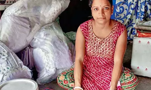 Tumpa शोला कला में निपुण, उमरा अपनी माँ के लिए आभूषण बनाती हैं Tumpa शोला कला में निपुण, उमरा अपनी माँ के लिए आभूषण बनाती हैं