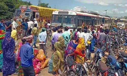 Adilabad: यूरिया की कमी के विरोध में किसानों ने एनएच-363 जाम किया