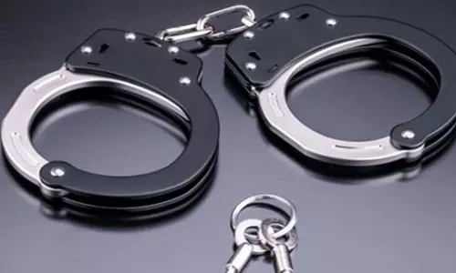 एएसआई ने पब्लिक के बीच उड़ा दी रिश्वत की रकम, गिरफ्तार