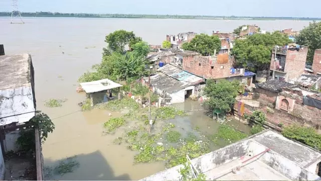कानपुर बाढ़: गंगा का जलस्तर बढ़ा, 150 परिवार टेंट में शिफ्ट कानपुर बाढ़: गंगा का जलस्तर बढ़ा, 150 परिवार टेंट में शिफ्ट