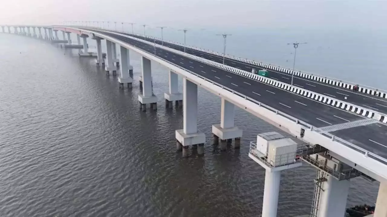 अटल सेतु पर कार-डंपर की टक्कर, एक की मौत अटल सेतु पर कार-डंपर की टक्कर, एक की मौत