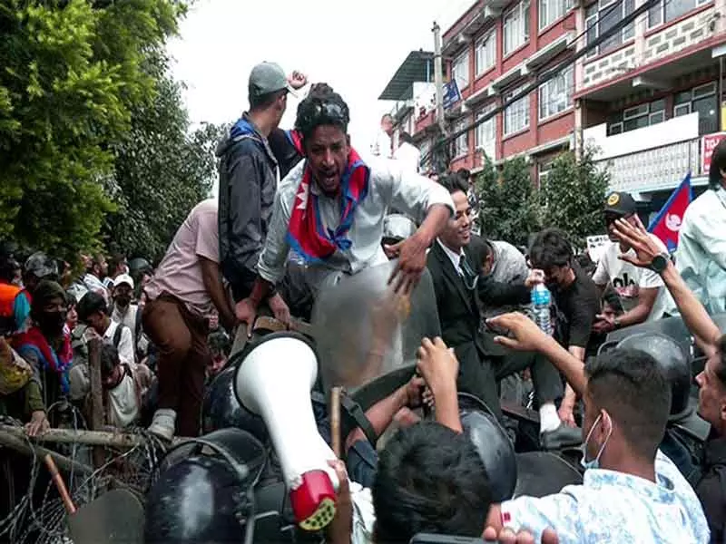 नेपाल में फंसे बांग्लादेशियों से बाहर न जाने को कहा गया नेपाल में फंसे बांग्लादेशियों से बाहर न जाने को कहा गया