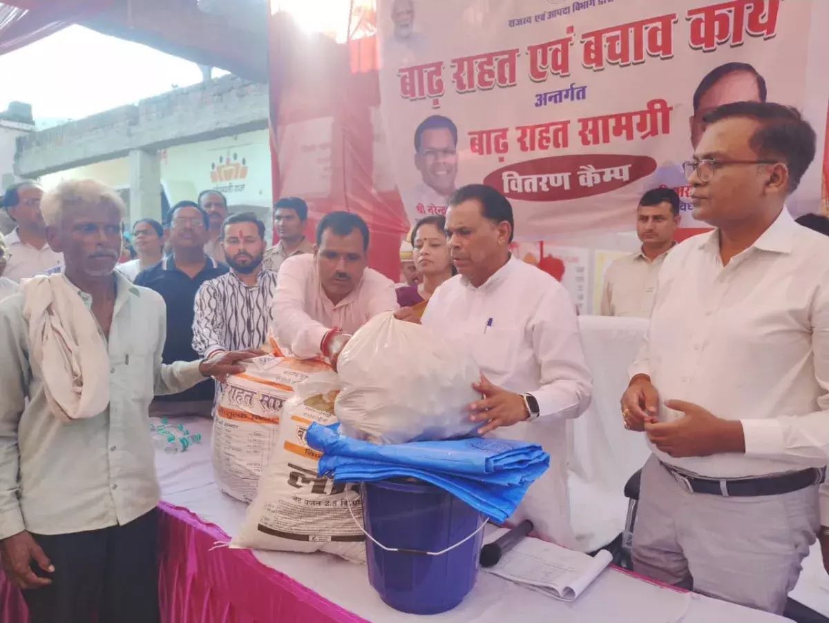 Shahjahanpur: प्रभारी मंत्री कश्यप ने बाढ़ पीड़ित क्षेत्रों का लिया जायजा Shahjahanpur: प्रभारी मंत्री कश्यप ने बाढ़ पीड़ित क्षेत्रों का लिया जायजा