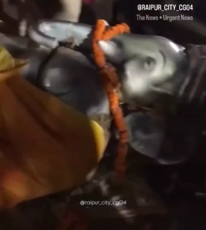 गणेश प्रतिमा सड़क पर गिरा, विसर्जन के दौरान क्रेन चालक की लापरवाही, युवकों ने जमकर पीटा गणेश प्रतिमा सड़क पर गिरा, विसर्जन के दौरान क्रेन चालक की लापरवाही, युवकों ने जमकर पीटा