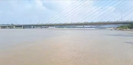 सिग्नेचर ब्रिज से महिला ने लगाई छलांग, सर्च ऑपरेशन जारी सिग्नेचर ब्रिज से महिला ने लगाई छलांग, सर्च ऑपरेशन जारी