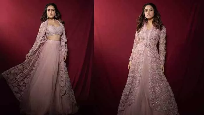 Indo Western Outfit Ideas: गरबा नाइट के लिए ऐसे तैयार कर सकते हैं इंडो वेस्टर्न आउटफिट्स Indo Western Outfit Ideas: गरबा नाइट के लिए ऐसे तैयार कर सकते हैं इंडो वेस्टर्न आउटफिट्स