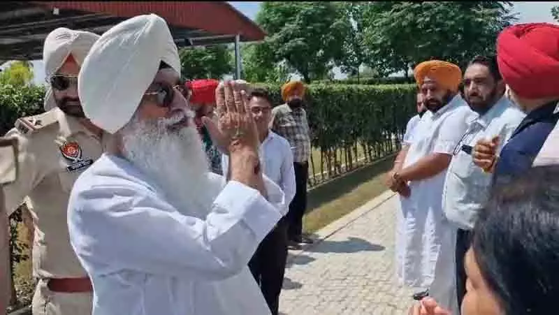 Dera Beas प्रमुख ने बाढ़ पीड़ितों को पूर्ण सहायता देने का आग्रह किया Dera Beas प्रमुख ने बाढ़ पीड़ितों को पूर्ण सहायता देने का आग्रह किया