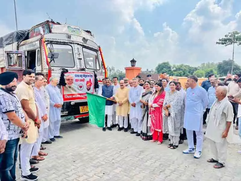 Haryana के मंत्री बेदी ने बाढ़ प्रभावित पंजाब के लिए राहत सामग्री ले जा रहे ट्रकों को हरी झंडी दिखाई Haryana के मंत्री बेदी ने बाढ़ प्रभावित पंजाब के लिए राहत सामग्री ले जा रहे ट्रकों को हरी झंडी दिखाई