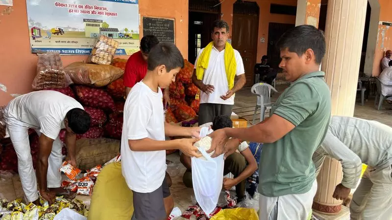 Haryana : जलभराव से प्रभावित भिवानी गांव ने पंजाब को राहत सामग्री भेजी Haryana : जलभराव से प्रभावित भिवानी गांव ने पंजाब को राहत सामग्री भेजी