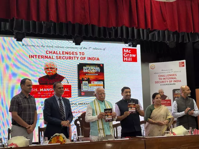 Haryana खेल विश्वविद्यालय के कुलपति की पुस्तक का विमोचन Haryana खेल विश्वविद्यालय के कुलपति की पुस्तक का विमोचन