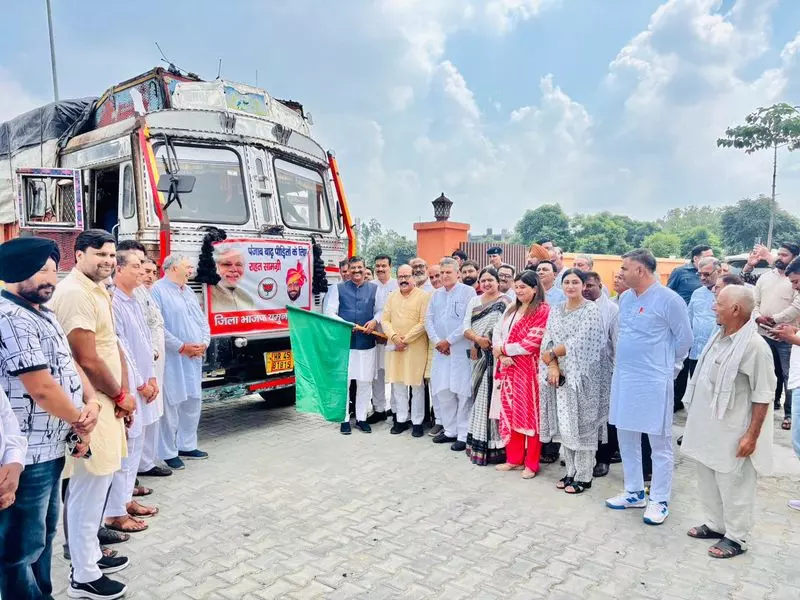 Haryana के मंत्री बेदी ने बाढ़ प्रभावित पंजाब के लिए राहत सामग्री ले जा रहे Haryana के मंत्री बेदी ने बाढ़ प्रभावित पंजाब के लिए राहत सामग्री ले जा रहे