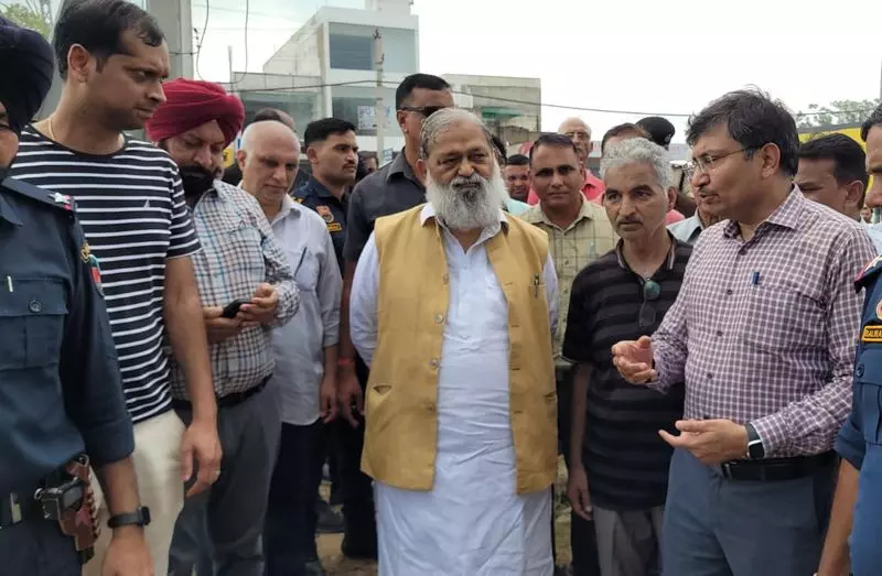 अनिल विज ने अंबाला कैंट में जलभराव वाले औद्योगिक क्षेत्र का दौरा किया अनिल विज ने अंबाला कैंट में जलभराव वाले औद्योगिक क्षेत्र का दौरा किया