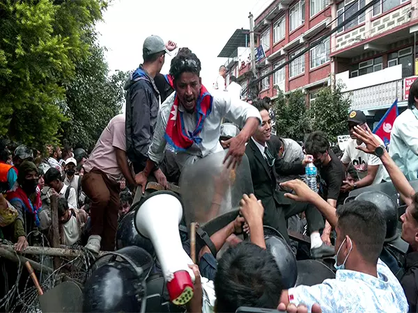 Nepal में फंसे बांग्लादेशियों से बाहर न जाने को कहा गया Nepal में फंसे बांग्लादेशियों से बाहर न जाने को कहा गया