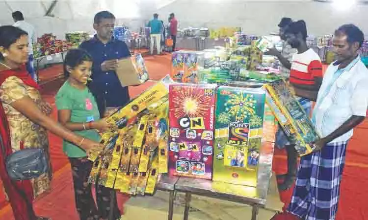Diwali का आकर्षण, शिवकाशी में बच्चों के लिए जंगल थीम वाले पटाखे बनाए जा रहे Diwali का आकर्षण, शिवकाशी में बच्चों के लिए जंगल थीम वाले पटाखे बनाए जा रहे