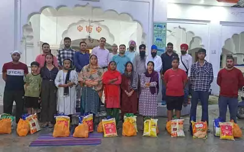 केनरा बैंक के अधिकारियों ने Palampur गुरुद्वारे में बारिश से प्रभावित परिवारों की मदद के लिए हाथ बढ़ाया केनरा बैंक के अधिकारियों ने Palampur गुरुद्वारे में बारिश से प्रभावित परिवारों की मदद के लिए हाथ बढ़ाया