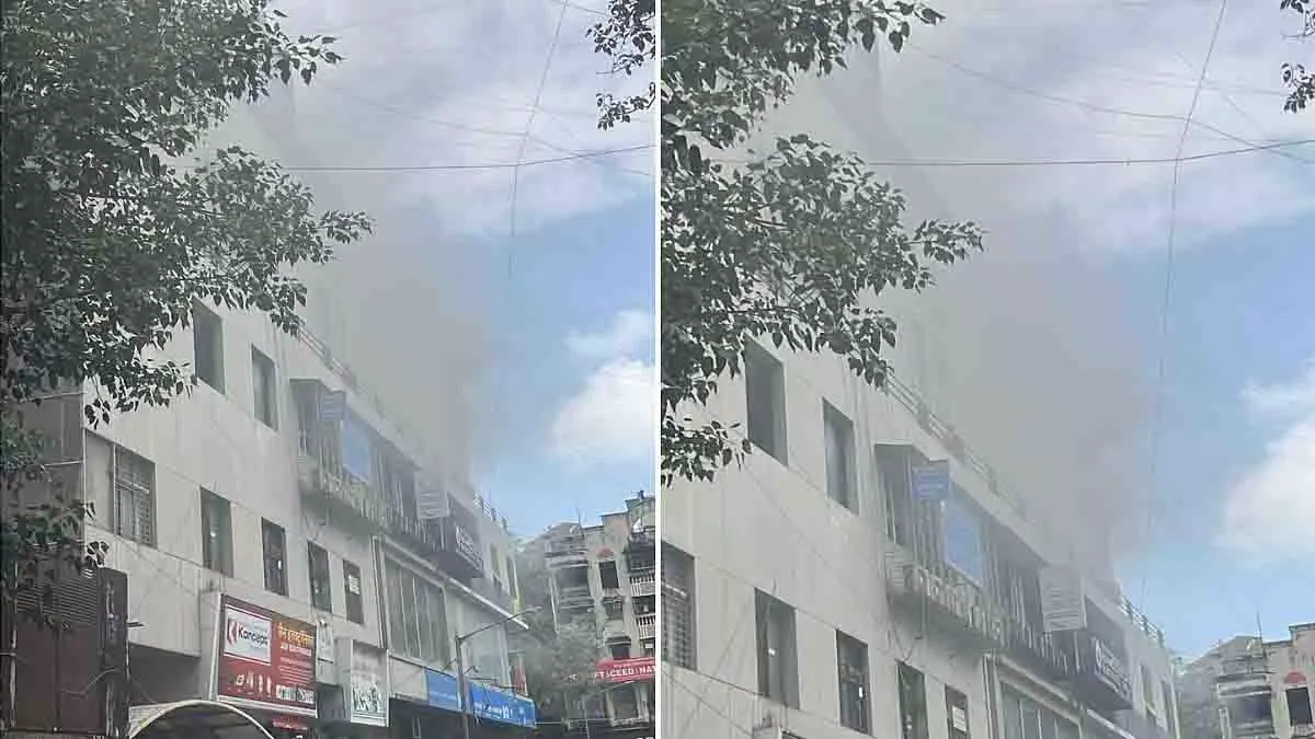 Mumbai: गोरेगांव आवासीय इमारत में भीषण आग लगी Mumbai: गोरेगांव आवासीय इमारत में भीषण आग लगी