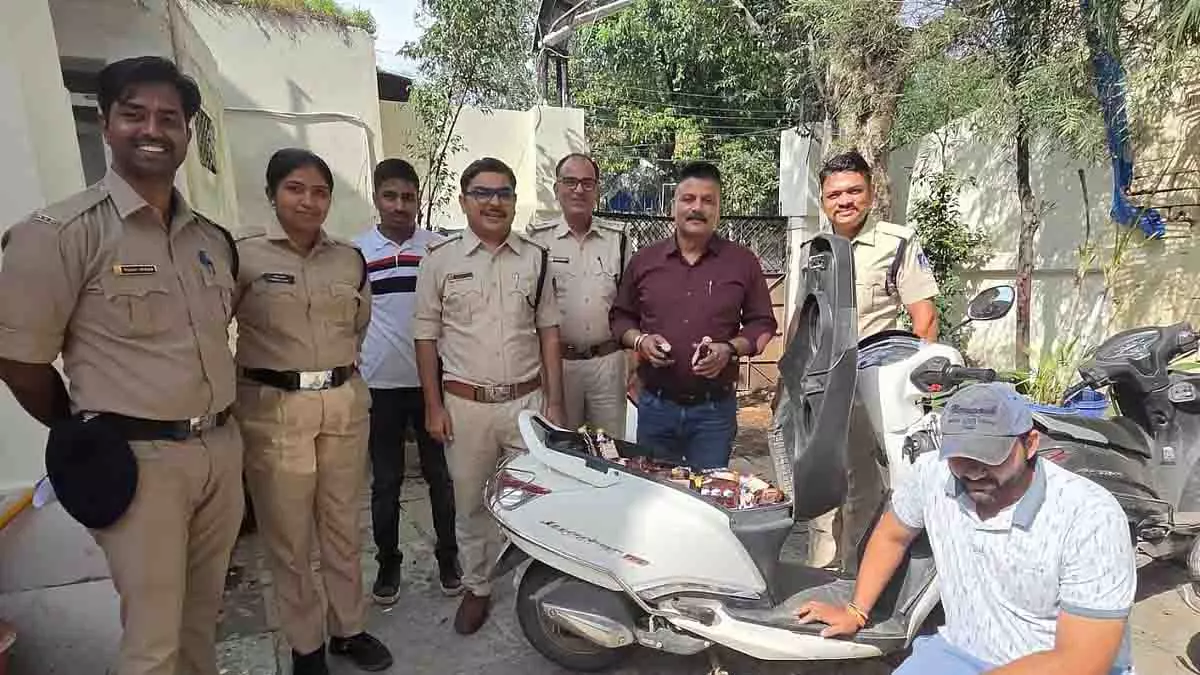 Indore: आबकारी छापे के दौरान भारी मात्रा में अवैध शराब बरामद Indore: आबकारी छापे के दौरान भारी मात्रा में अवैध शराब बरामद