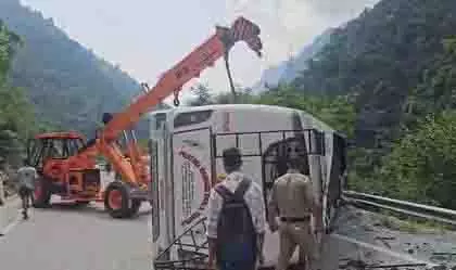 Uttarakhand: बस पलटने से दो लोगों की मौत Uttarakhand: बस पलटने से दो लोगों की मौत
