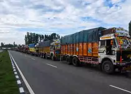 Jammu-Srinagar राजमार्ग पर यातायात बहाल, भूस्खलन ने डाली थी रोक Jammu-Srinagar राजमार्ग पर यातायात बहाल, भूस्खलन ने डाली थी रोक