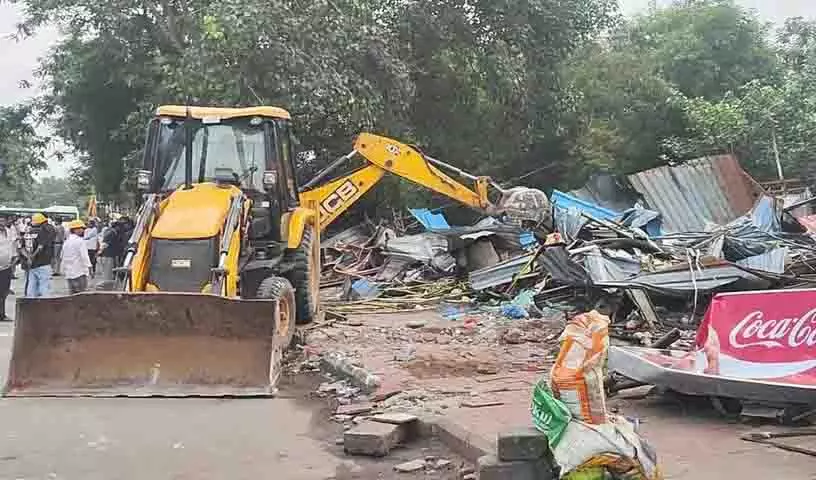 JBS के पास अवैध ढांचों को ढहाया गया, रक्षा मंत्री के दौरे से पहले SCB ने कार्रवाई की JBS के पास अवैध ढांचों को ढहाया गया, रक्षा मंत्री के दौरे से पहले SCB ने कार्रवाई की