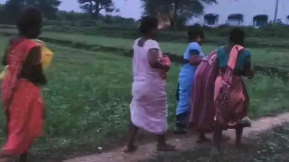 Rayagada: एम्बुलेंस फंसी, महिला ने बीच रास्ते में दिया बच्चे को जन्म Rayagada: एम्बुलेंस फंसी, महिला ने बीच रास्ते में दिया बच्चे को जन्म