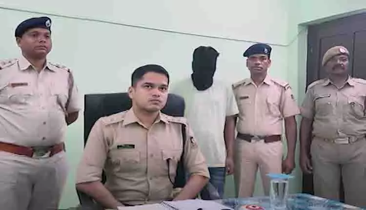 Kandhamal में नाबालिग लड़की का अपहरण कर बलात्कार करने के आरोप में व्यक्ति गिरफ्तार Kandhamal में नाबालिग लड़की का अपहरण कर बलात्कार करने के आरोप में व्यक्ति गिरफ्तार