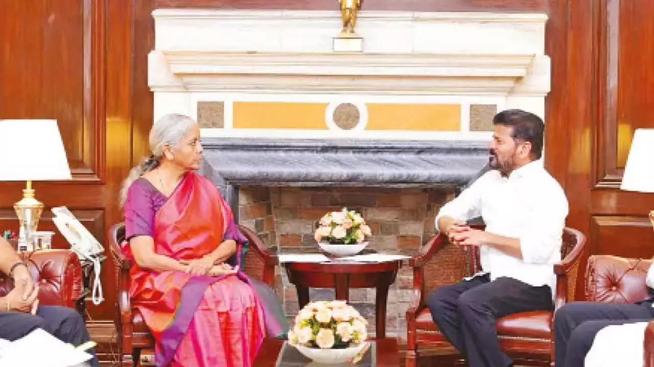 Telangana: सीएम रेवंत ने पुनर्गठन के लिए सीतारमण से मंजूरी मांगी Telangana: सीएम रेवंत ने पुनर्गठन के लिए सीतारमण से मंजूरी मांगी