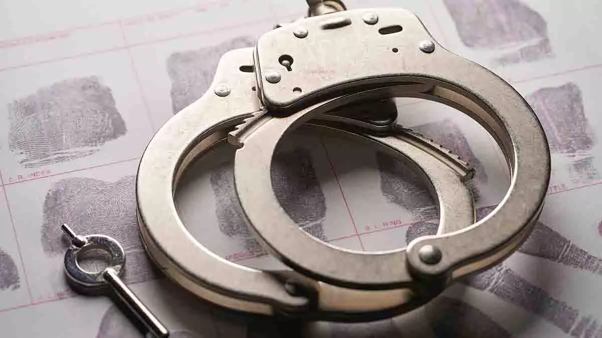 Indore: फर्जी भुगतान कर पेट्रोल पंपों को ठगने वाला युवक गिरफ्तार Indore: फर्जी भुगतान कर पेट्रोल पंपों को ठगने वाला युवक गिरफ्तार