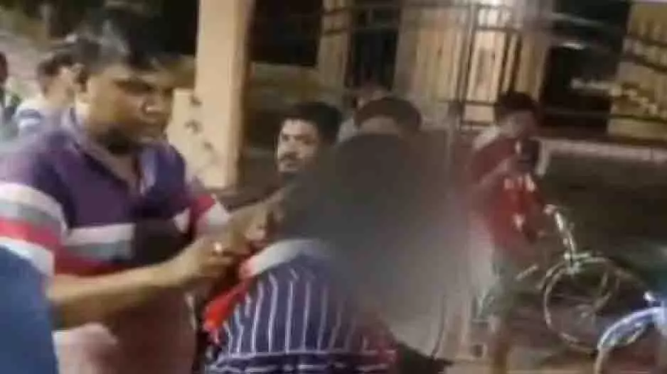 Puri: पति ने पकड़ा पत्नी को गैरमर्द के साथ, पूरे शहर में कराई बेइज्जती Puri: पति ने पकड़ा पत्नी को गैरमर्द के साथ, पूरे शहर में कराई बेइज्जती
