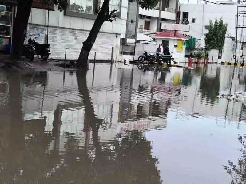 दोराहा के यात्रियों को परेशानी, MC ने 3 महीने तक गड्ढों वाली अस्पताल रोड की अनदेखी की दोराहा के यात्रियों को परेशानी, MC ने 3 महीने तक गड्ढों वाली अस्पताल रोड की अनदेखी की