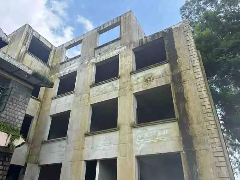 चार साल बाद भी पंचरुखी का आधा-अधूरा PHC बेकार पड़ा चार साल बाद भी पंचरुखी का आधा-अधूरा PHC बेकार पड़ा