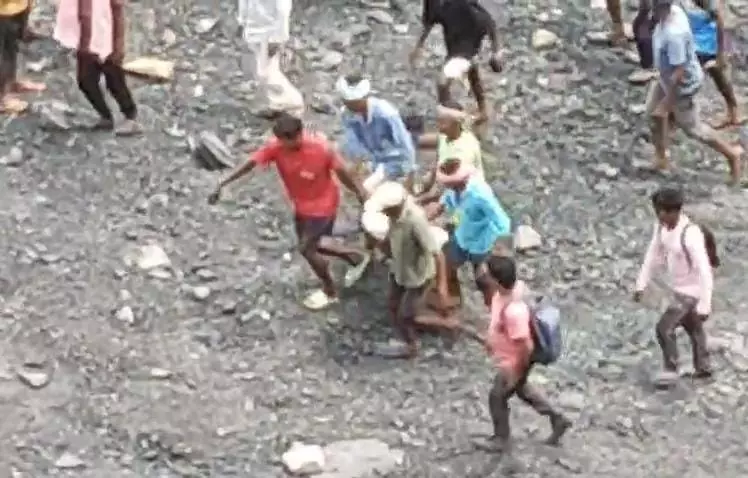 Dhanbad: कोयले का ढेर गिरने से दो की मौत Dhanbad: कोयले का ढेर गिरने से दो की मौत