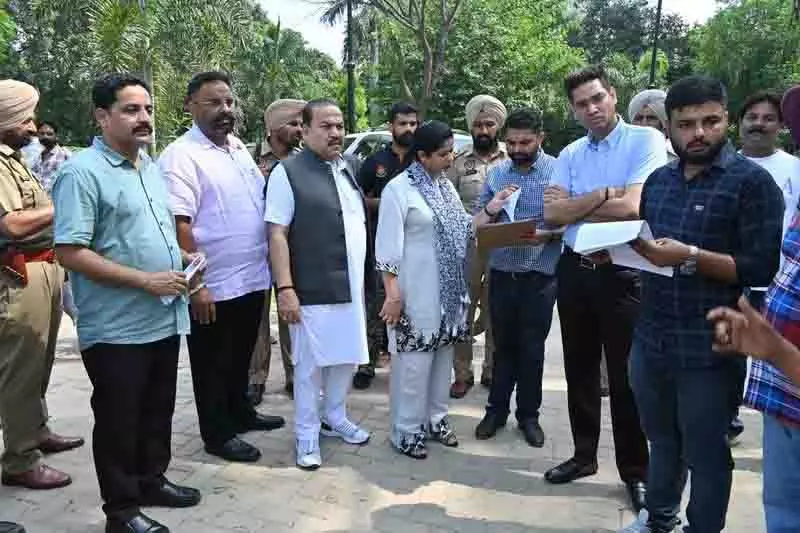 Mayor और नगर निकाय प्रमुख ने सफाई कर्मचारियों की उपस्थिति की जांच की Mayor और नगर निकाय प्रमुख ने सफाई कर्मचारियों की उपस्थिति की जांच की