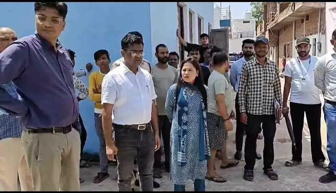 छतरपुर में पति-पत्नी ने PM आवास योजना में किया धोखाधड़ी, 4 जोड़े पकड़े गए छतरपुर में पति-पत्नी ने PM आवास योजना में किया धोखाधड़ी, 4 जोड़े पकड़े गए