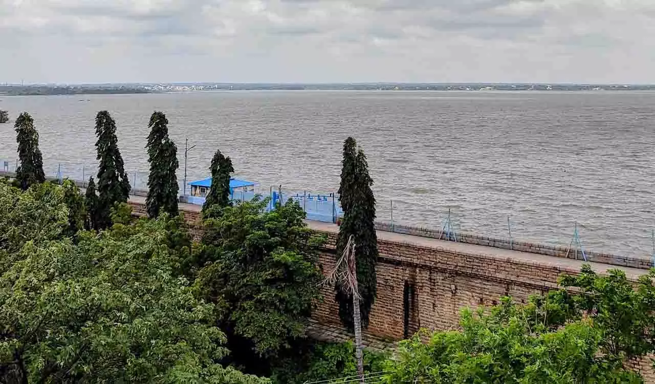 Osman Sagar lake पूरी क्षमता पर, हैदराबाद के पर्यटकों को आकर्षित कर रही Osman Sagar lake पूरी क्षमता पर, हैदराबाद के पर्यटकों को आकर्षित कर रही