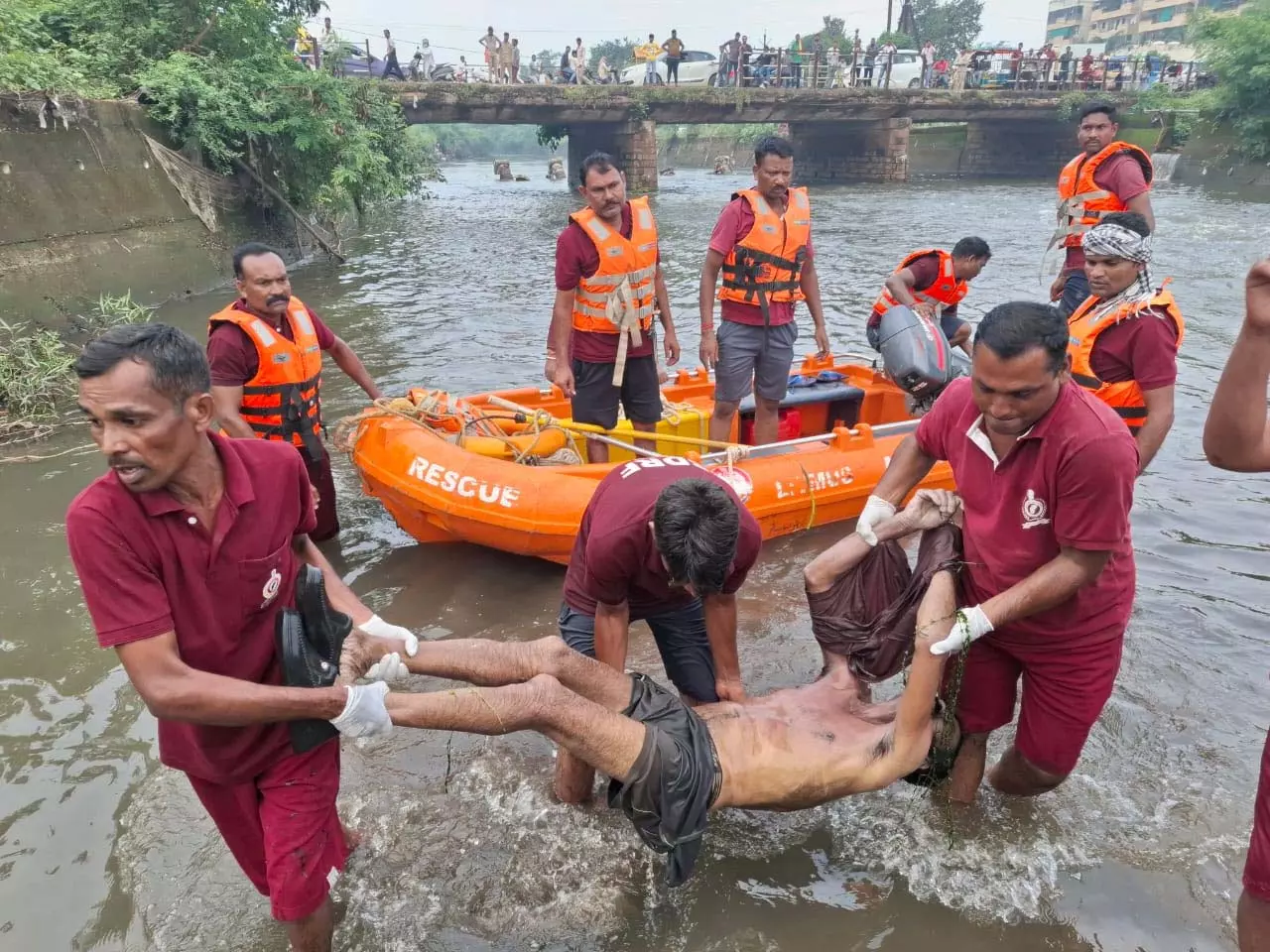 नाले में बहने से व्यक्ति की मौत, SDRF ने शव बरामद कर पुलिस को सौंपा नाले में बहने से व्यक्ति की मौत, SDRF ने शव बरामद कर पुलिस को सौंपा