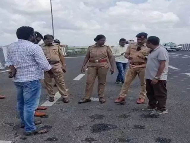 समृद्धि महामार्ग पर कीलें लगाए जाने की अफवाह, पुलिस ने किया खंडन समृद्धि महामार्ग पर कीलें लगाए जाने की अफवाह, पुलिस ने किया खंडन