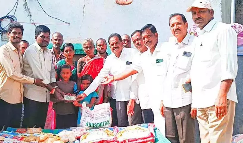 अनाथ बच्चों को वित्तीय सहायता प्रदान करना अनाथ बच्चों को वित्तीय सहायता प्रदान करना