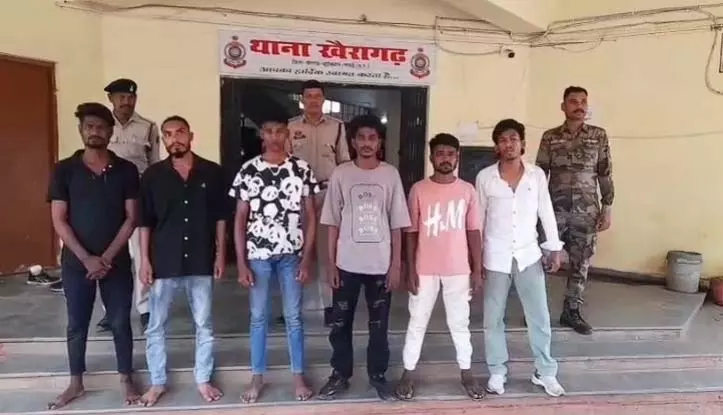पुलिस की सख्त कार्रवाई, चाकू लेकर घूमने वाला आरोपी गिरफ्तार पुलिस की सख्त कार्रवाई, चाकू लेकर घूमने वाला आरोपी गिरफ्तार