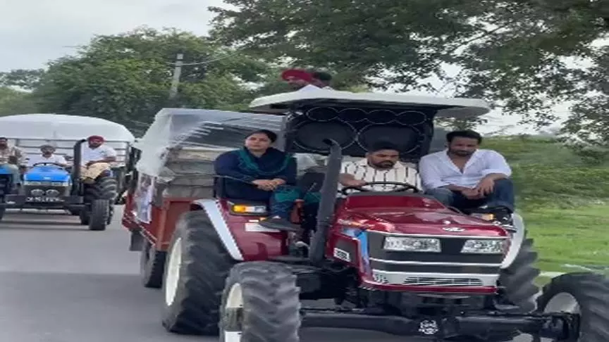 सोनू सूद की नेक पहल, बहन मालविका के साथ पंजाब के गांवों में पहुंचाई राहत सामग्री सोनू सूद की नेक पहल, बहन मालविका के साथ पंजाब के गांवों में पहुंचाई राहत सामग्री